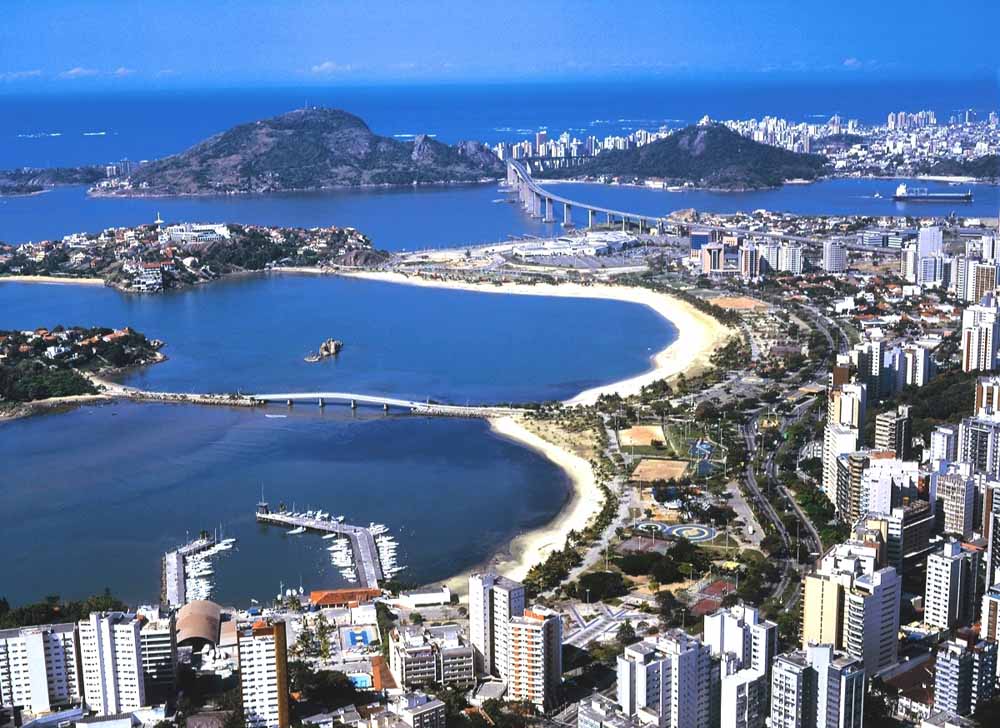 Vista aérea de Vitória ES com a Terceira Ponte e a baía