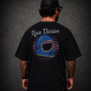 Modelo de costas com camiseta Bones Racing Division Capacete